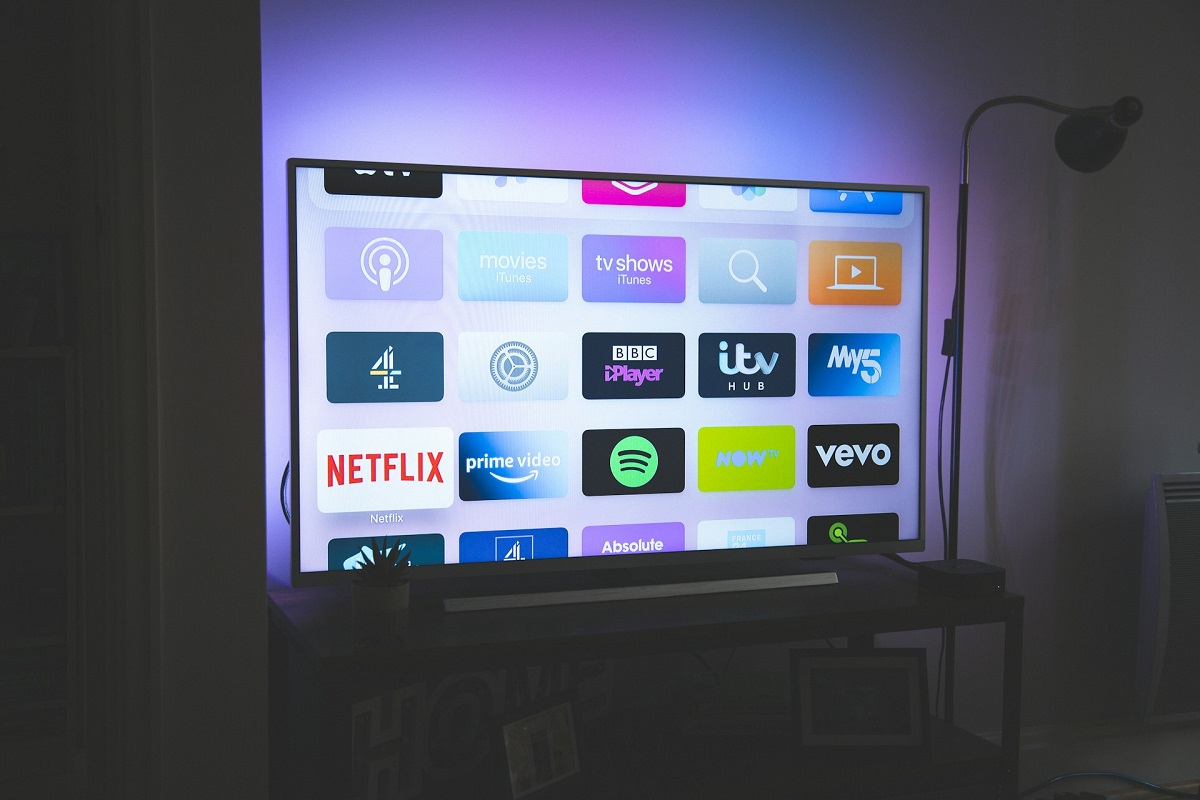 Skrin televisyen pintar terkini kebanyakkan mempunyai platform penstriman terbina.