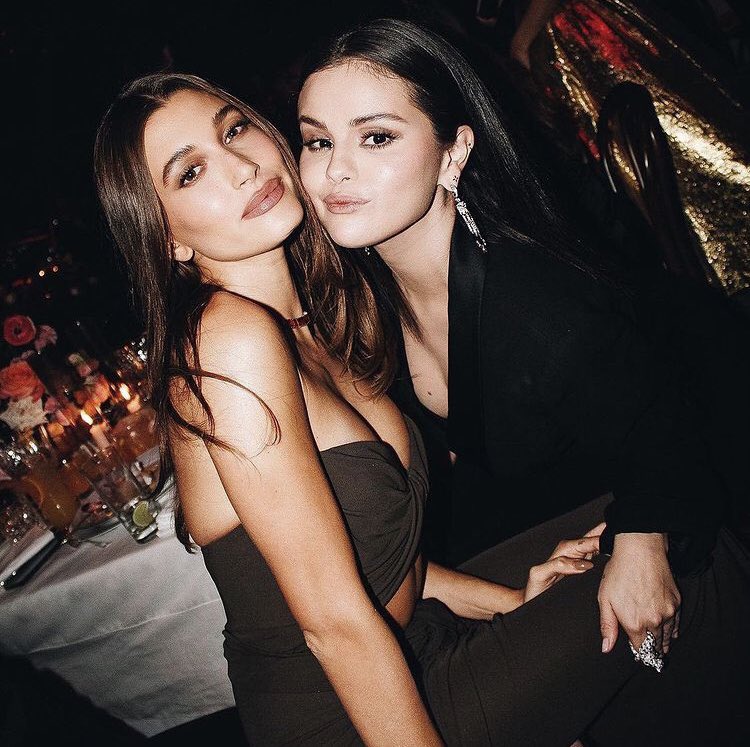 Hailey Bieber (kiri) dan Selena Gomez.