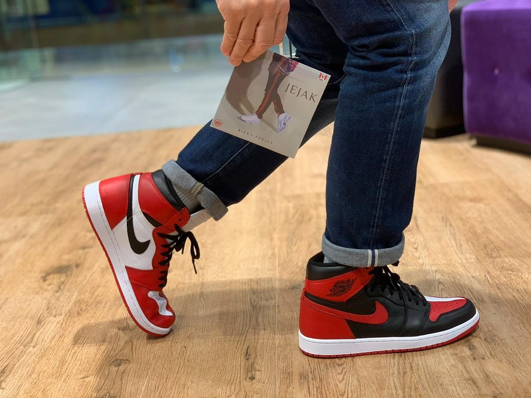 Aszuad Zakaria bersama sepatunya. Gambar Fail