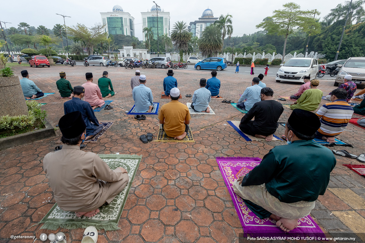 Walaupun terpaksa bersolat di luar, namun ia bukan satu halangan apatah lagi Aidilfitri hanya setahun sekali.