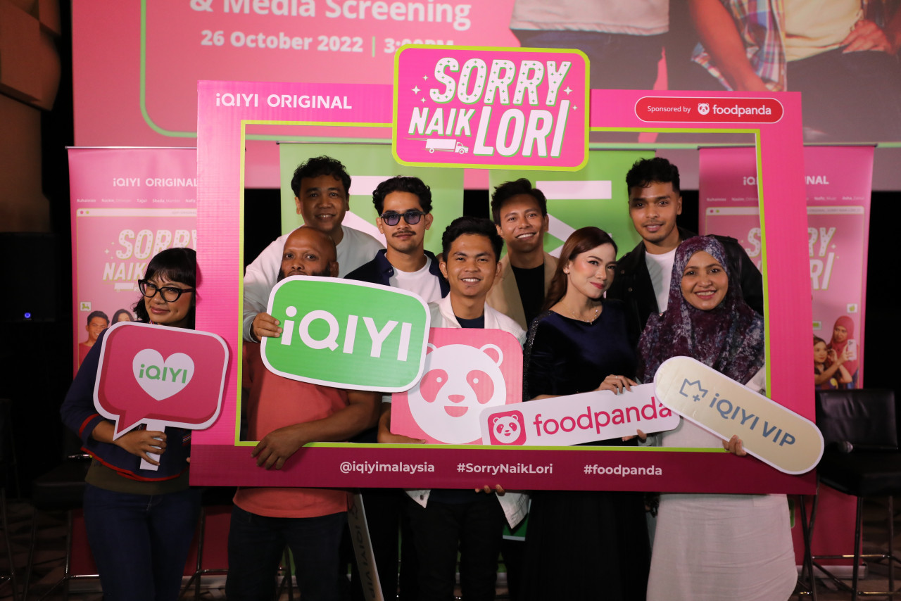 Barisan pelakon dan krew Sorry Naik Lori (dari kiri) Sariah (Penerbit), Ahmad Saffuan, Tajul, Ruhainies, Sheila Mambo manakala dari atas kiri pula Aidilfitri Mohd (pengarah), Nafiz Muaz, Nazim Othman dan Phirdaus Khardini. - Gambar iQIYI