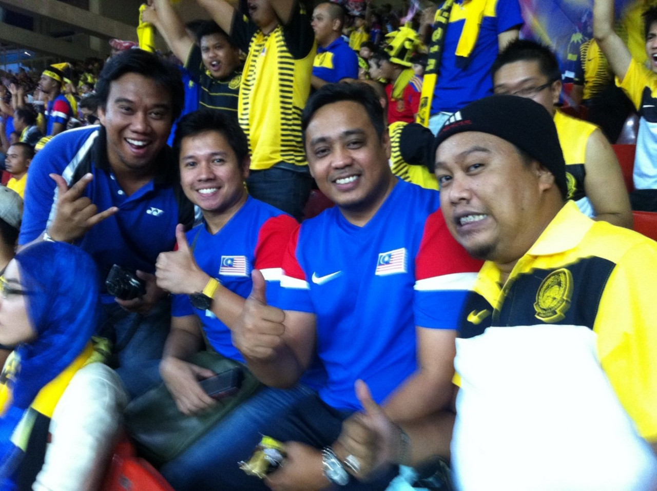 Penulis bersama rakan-rakan di Stadium Nasional, Bukit Jalil