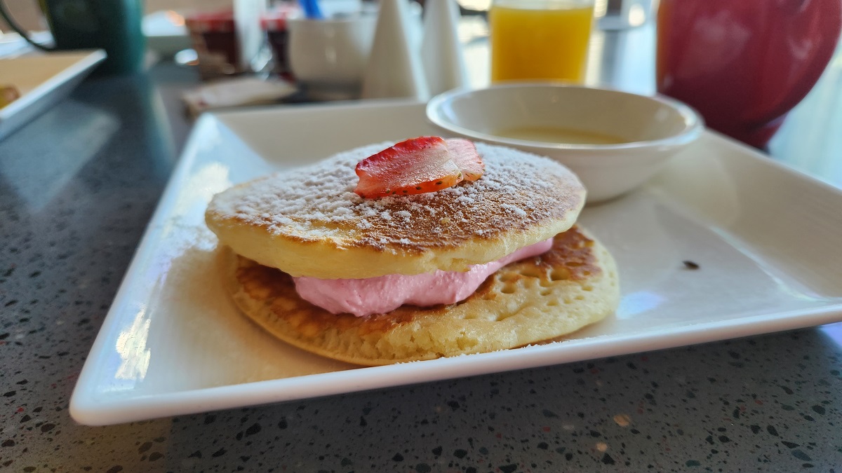 Traders Strawberry Souflle Pancake - Gambar oleh Rahayu MN
