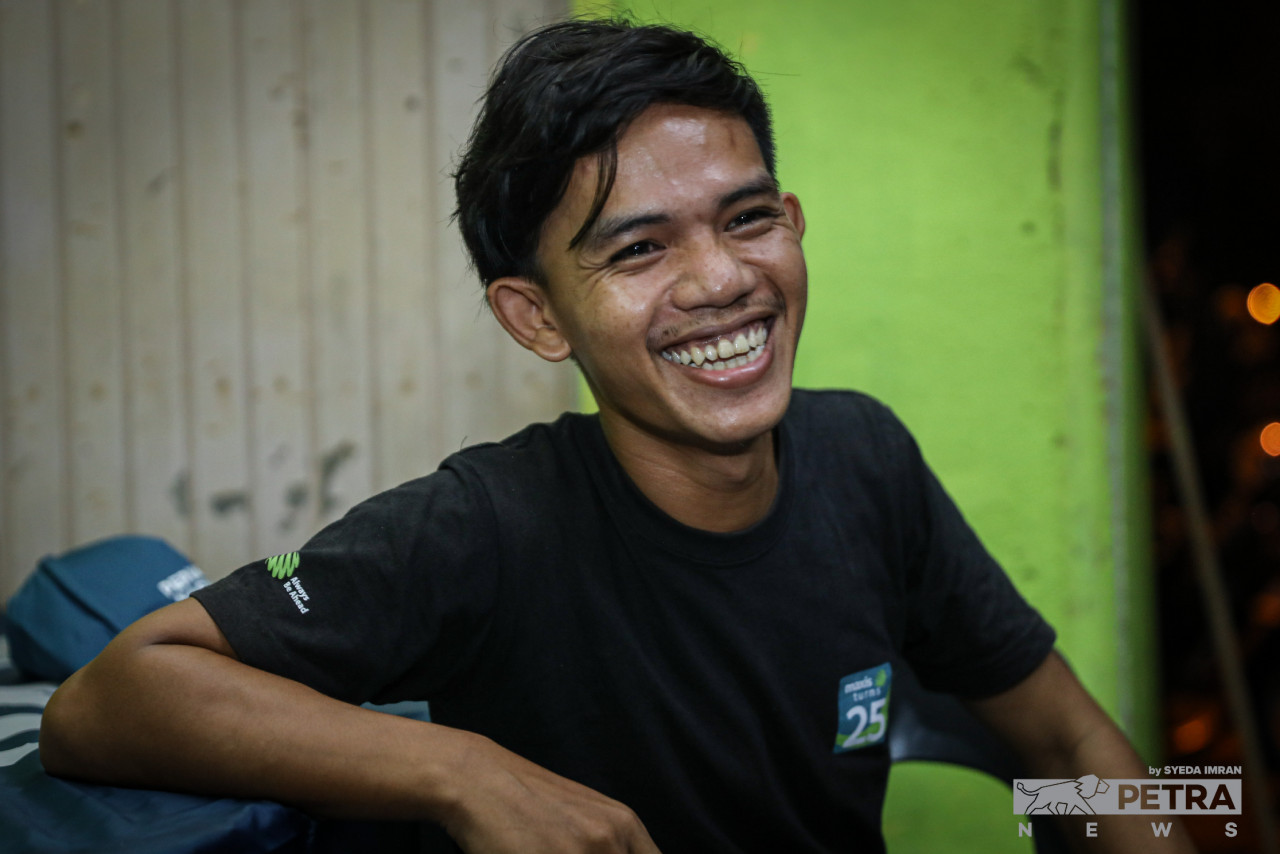 Sufri Imran antara pemasang bendera Perikatan Nasional di Kuala Triang. - Gambar oleh Syeda Imran