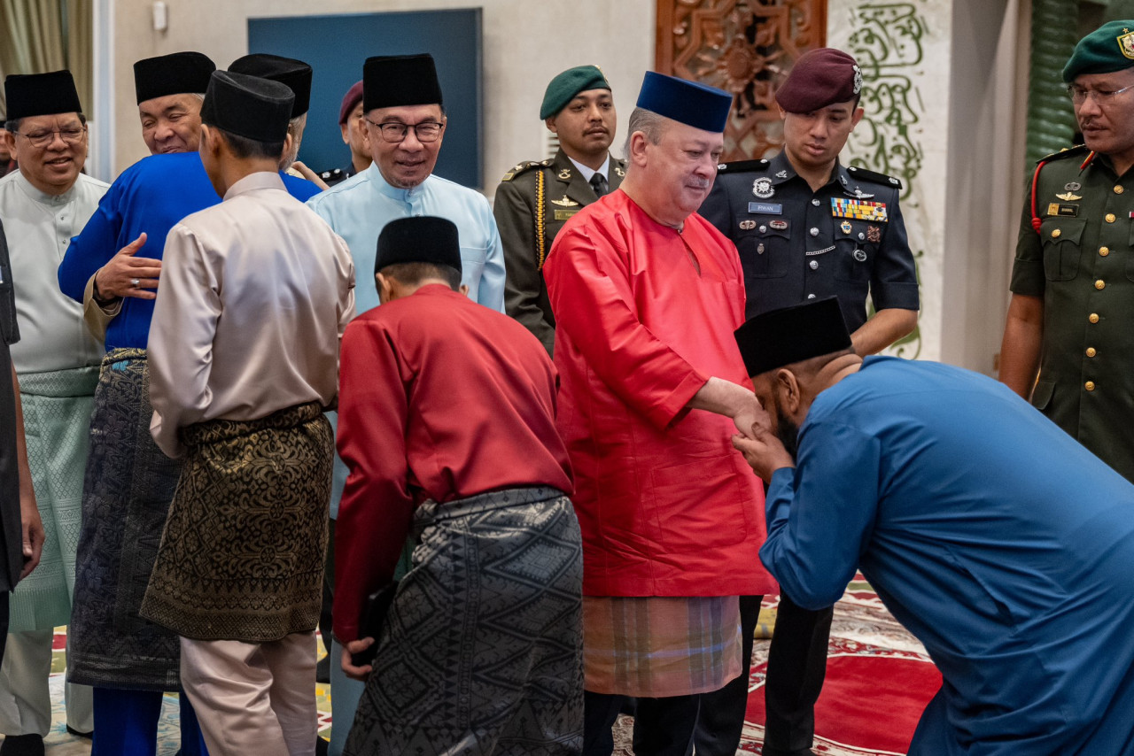 Yang di-Pertuan Agong Sultan Ibrahim bersalam-salaman dengan jemaah yang menunaikan solat Sunat Aidilfitri di Surau Utama, Istana Negara. Baginda diiringi Perdana Menteri, Datuk Seri Anwar Ibrahim dan Timbalan Perdana Menteri, Datuk Seri Dr Ahmad Zahid Hamidi. - gambar PMO