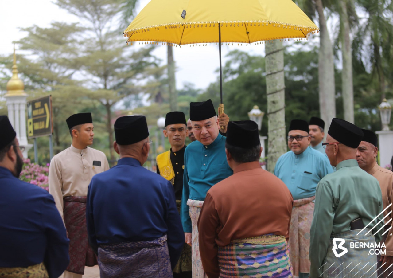 Sultan Perak Sultan Nazrin Shah berkenan berangkat ke Masjid Ubudiah, Kuala Kangsar untuk menunaikan solat sunat Aidilfitri.