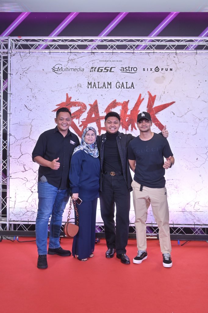 Syazwan bersama keluarga