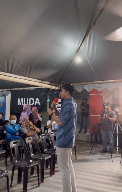 Syed Saddiq menyampaikan ceramah di Muar malam tadi. - Tangkapan layar dari video di twitter Nrlizzhs