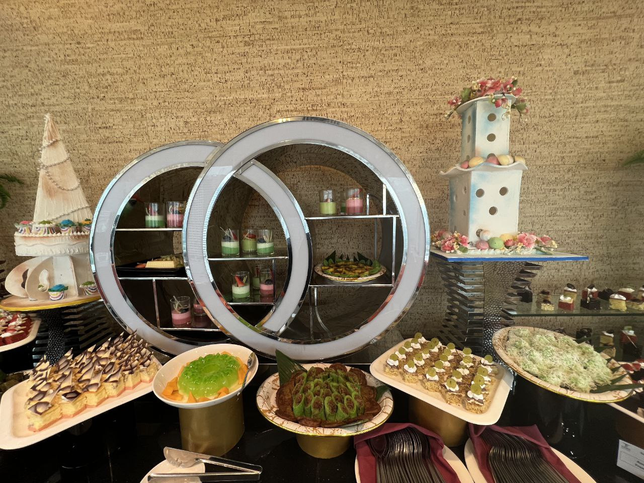 Kuih-muih dan pencuci mulut - Gambar ihsan Tamu Hotel Kuala Lumpur