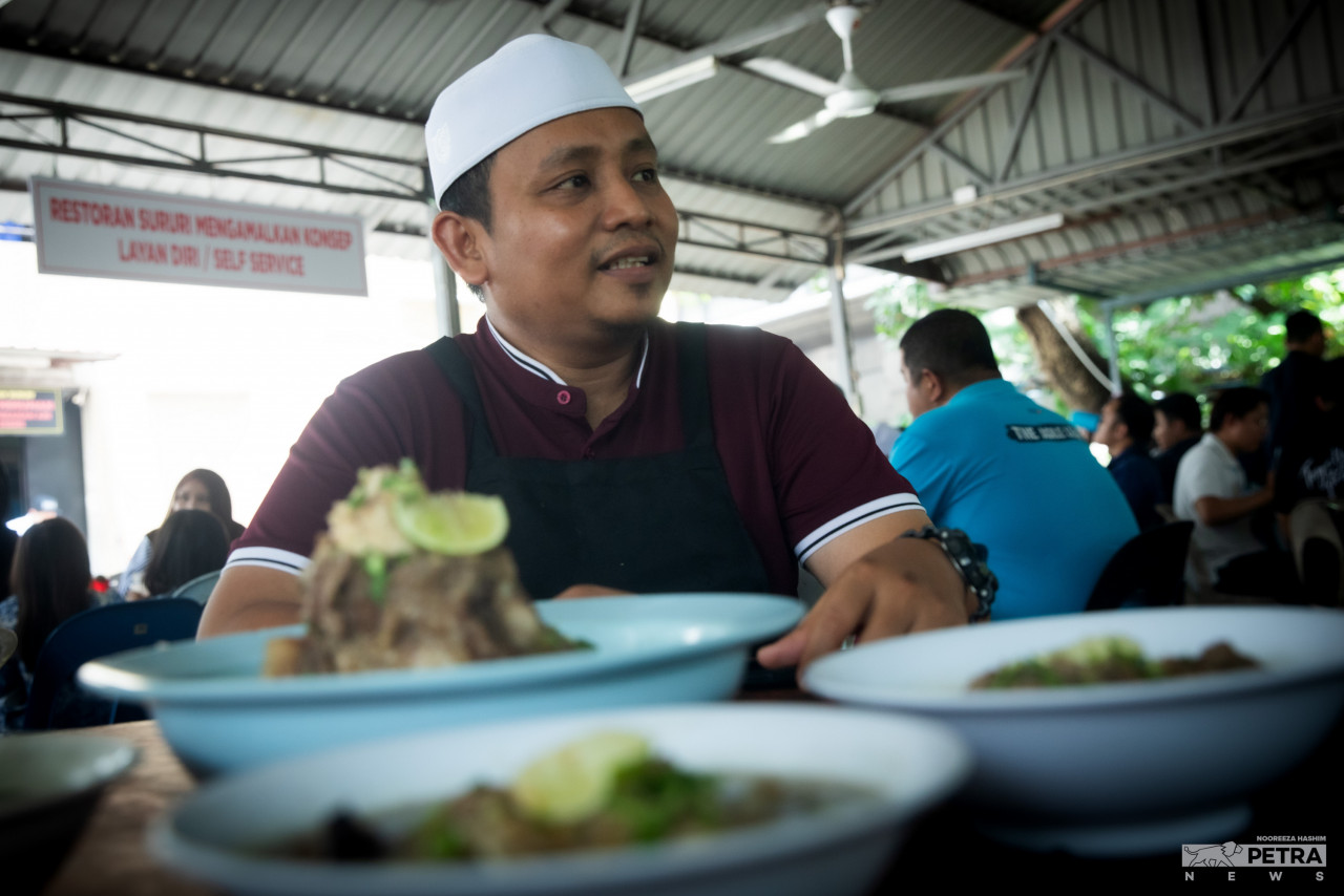 Rashidi Razak, menantu kepada pengasas Restoran Sururi merangkap tukang masak sup Sururi.