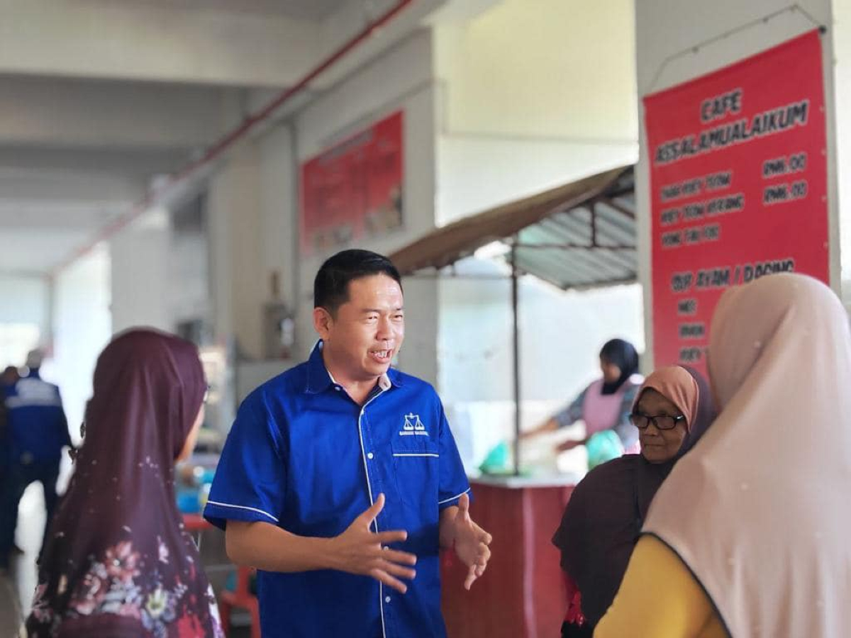 Tan Chee Hiong (tengah). - Gambar dari Facebook Tan Chee Hiong