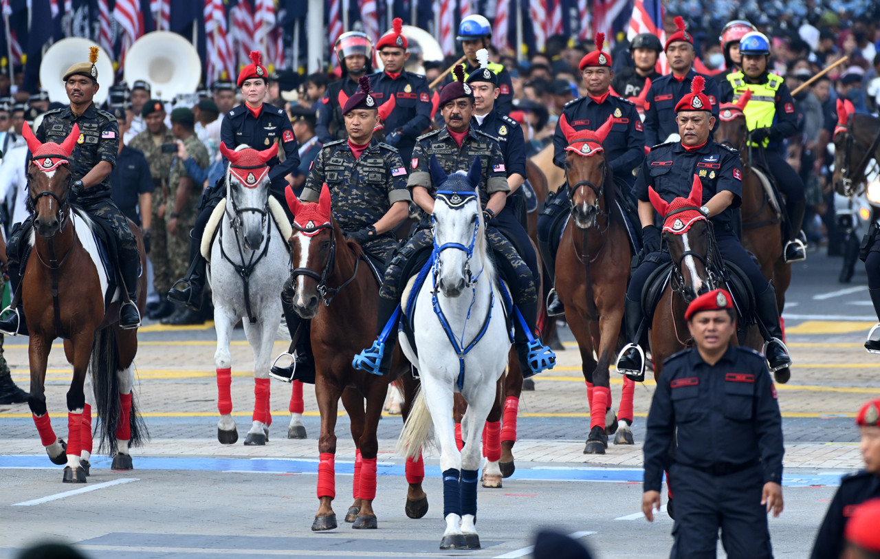 Pasukan Berkuda PDRM yang diketuai Timbalan Ketua Polis Negara, Tan Sri Razarudin Husain turut menyertai Majlis Perbarisan & Perarakan Sempena Hari Kebangsaan 2022. - Gambar dari Jabatan Penerangan