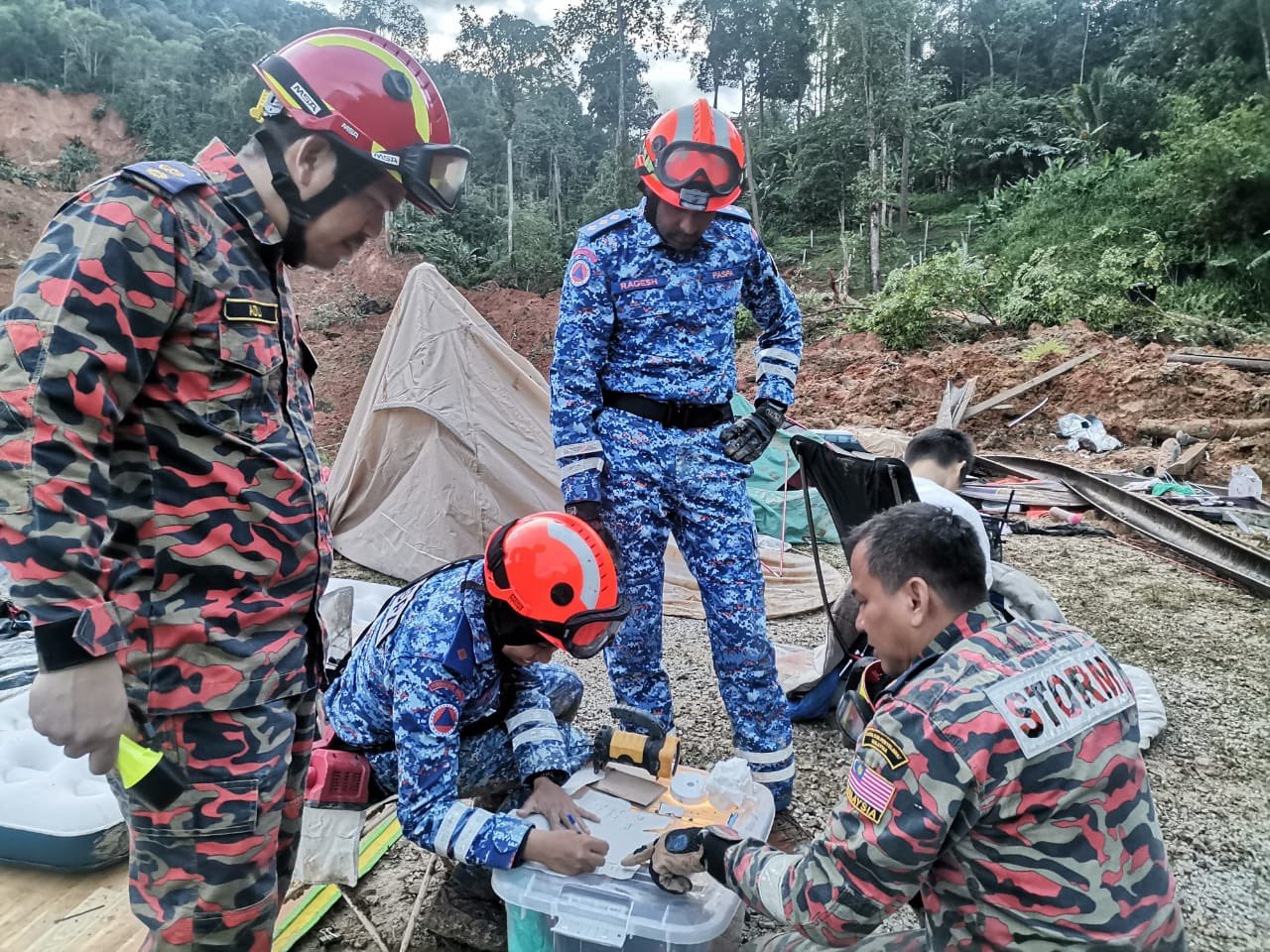Pasukan penyelamat sedang mengatur kaedah untuk mencari dan menyelamat mangsa. - Gambar dari Twitter NADMA Malaysia