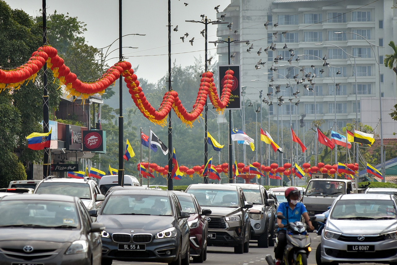 Tanglung merah yang menghiasi bandar Labuan.
