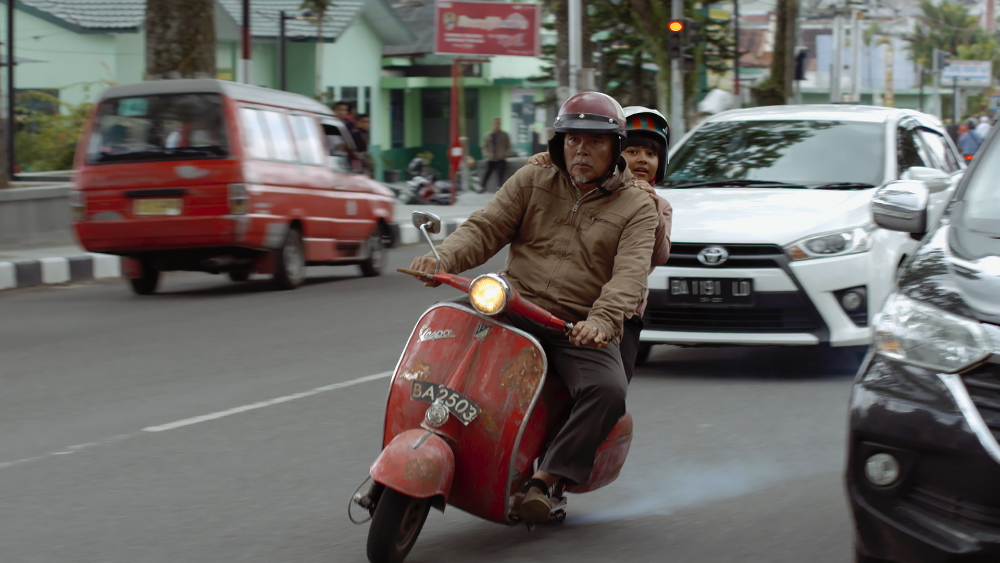 Tan lakonan Ahmad Tarmimi menaiki vespa merah berusia 50 tahun bersama cucunya.