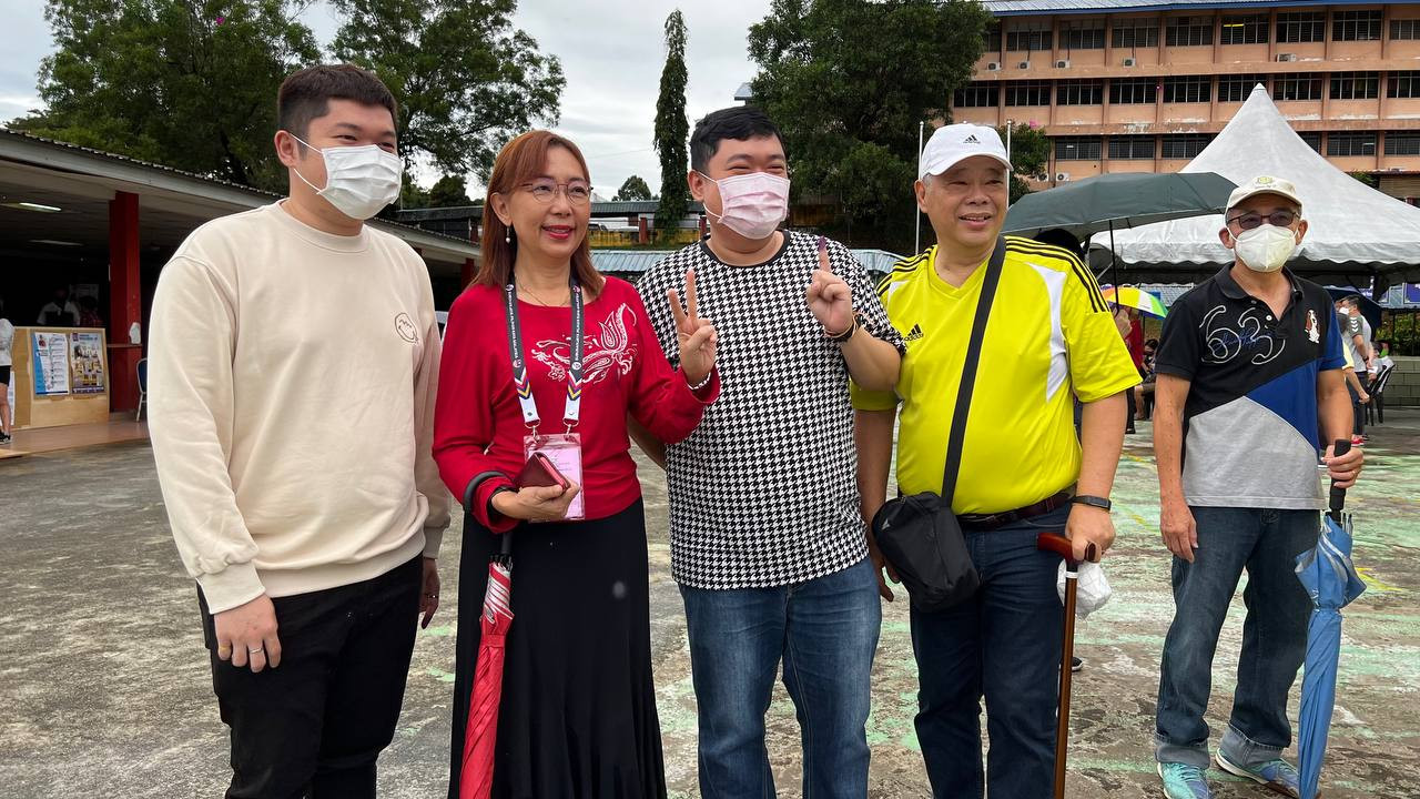 Penyandang kerusi Parlimen Seputeh, Teresa Kok dari Pakatan Harapan selesai mengundi di SMK Desa Perdana. - Gambar oleh Lancelot Theseira