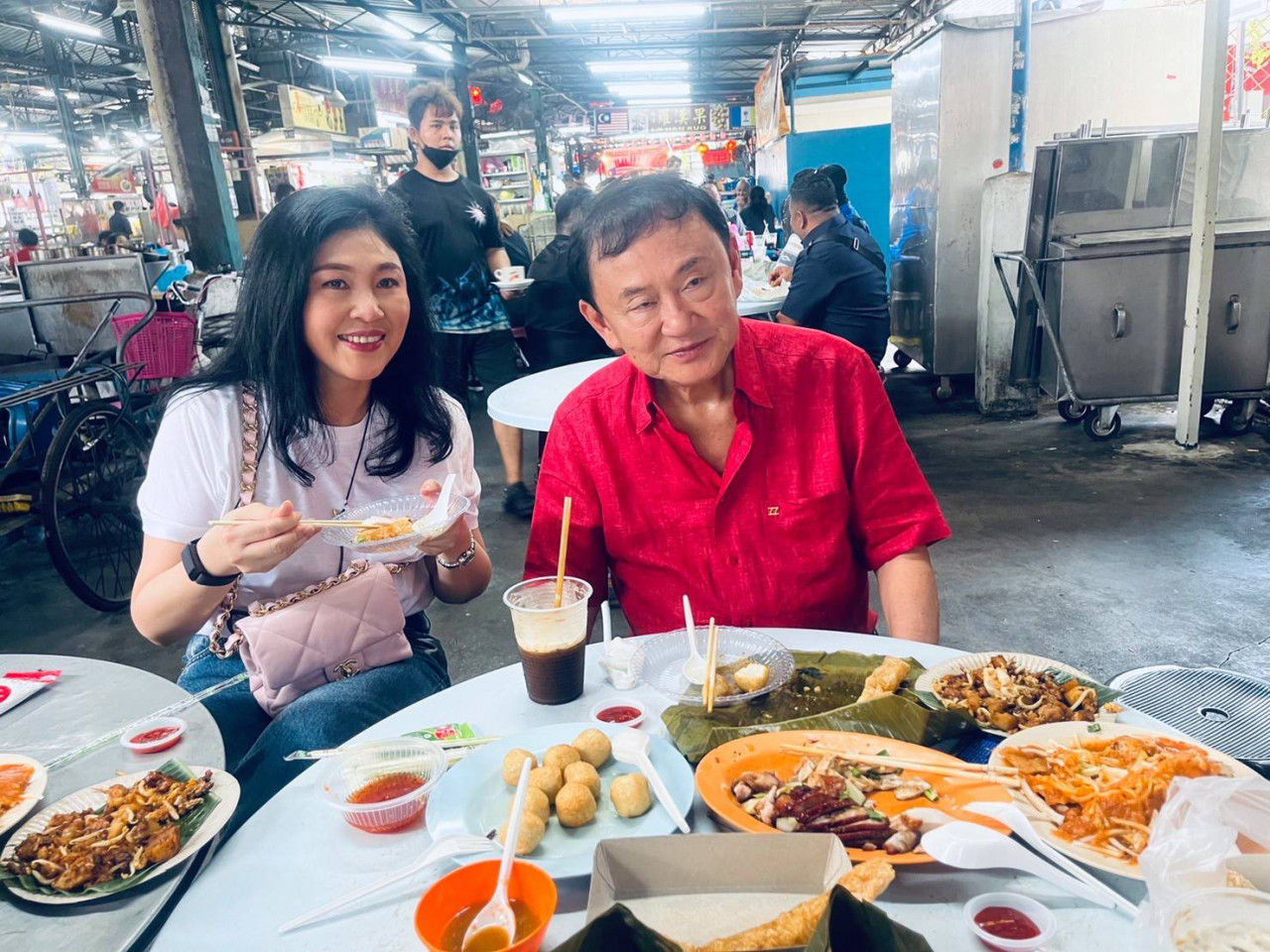 Thaksin Shinawatra dan Yingluck Shinawatra dilihat berkunjung ke Pasar Lebuh Cecil dekat George Town dan menikmati hidangan terkenal di situ antaranya, rojak pasembur, char kuetiau, cendol dan ais kacang