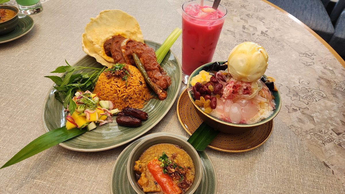 Nasi tomato dengan ayam merah, jelatah timun, papadom, dan dalcha kambing - Gambar oleh Rahayu MN