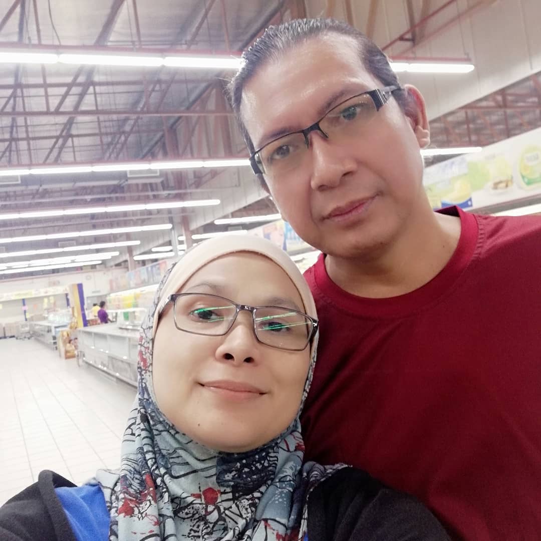 Tia bersama isteri serta pengurusnya, Suzan.