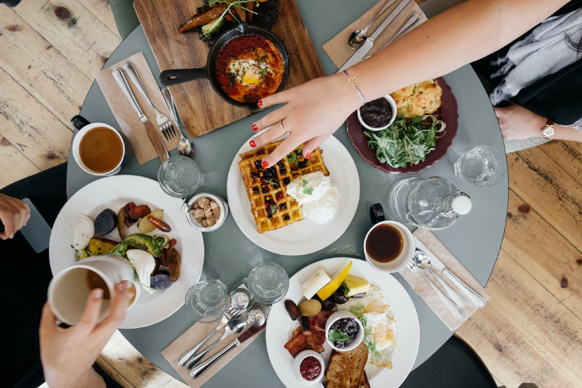 HHWT juga melancarkan platform perdagangan sosial, Tribes, buat pengembara Muslim mencari makanan halal. - Gambar hiasan dari Unsplash