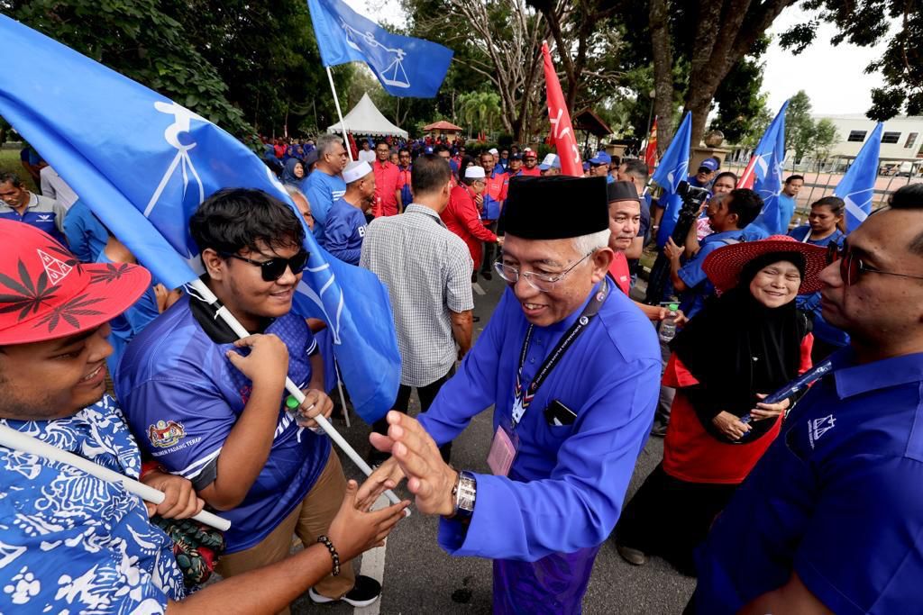 Mahdzir Khalid (dua kiri) beramah mesra dengan penyokong pada Hari Penamaan Calon DUN Pedu baru-baru ini — gambar fail