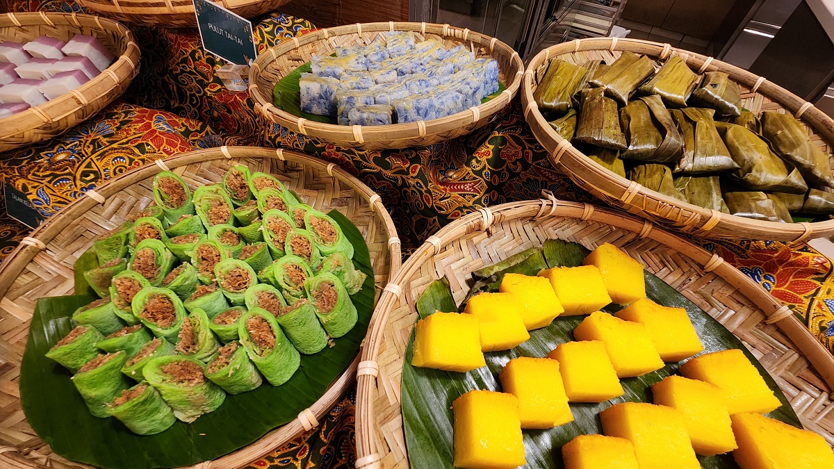 Pelbagai jenis kuih muih disediakan di Traders Hotel ini. - Gambar Rahayu MN