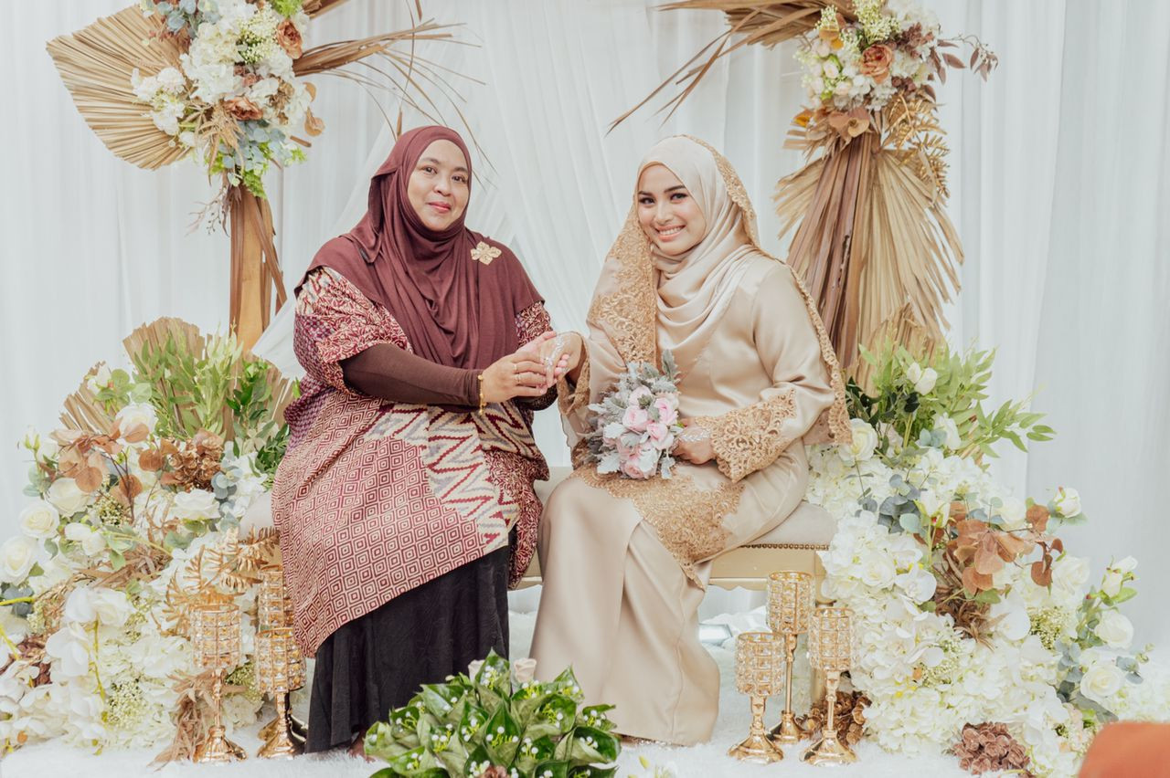 Lia Aziz dan Arash Azimi bertunang pada 22 Januari lalu.