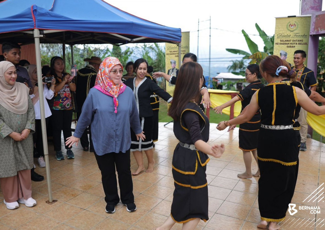 Raja Permaisuri Agong Tunku Azizah Aminah Maimunah Iskandariah turut sama menari dengan penari yang menyambut ketibaan baginda di Pekan Nabalu. - gambar BERNAMA