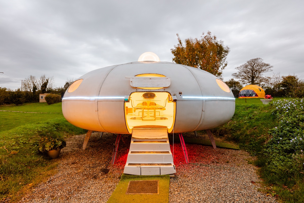 Futuro styled Flying Saucer, Redberth, UK - Gambar Airbnb