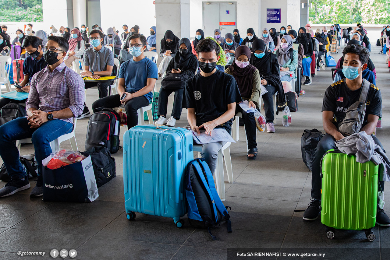 Pelajar UiTM menunggu kenderaan untuk menghantar pulang ke rumah masing-masing.