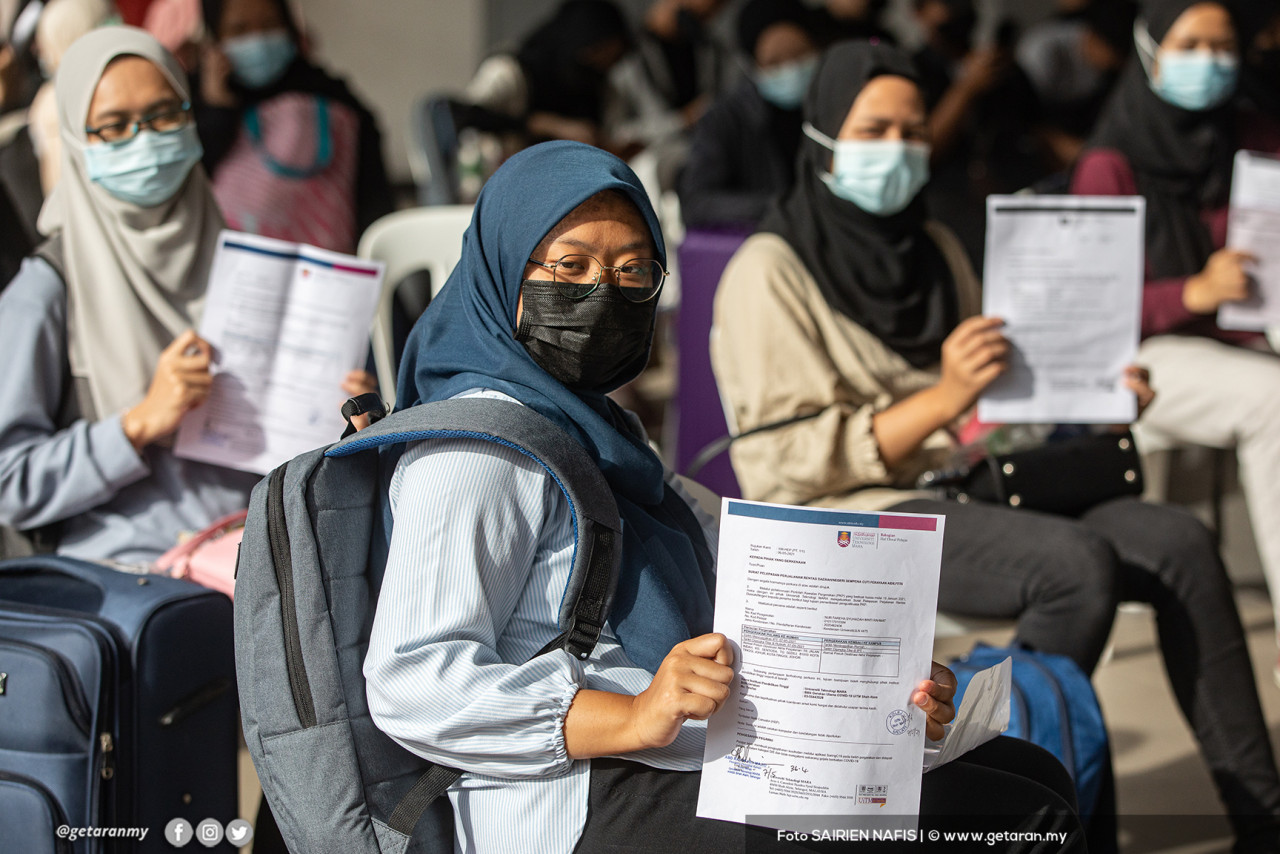 Pelajar UiTM ini menunjukkan surat kebenaran rentas daerah dan negeri daripada pihak berkuasa untuk balik ke kampung.