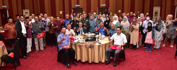 Md Amin (duduk tiga dari kiri) dan Mustaffa Kamal (duduk tiga dari kanan) bersama ahli delegasi dan kakitangan pengurusan UPSI sempena program Retreat Muar Perkasa 2040 di UPSI Kampus Sultan Azlan Shah, Tanjung Malim, Perak baru-baru ini.
