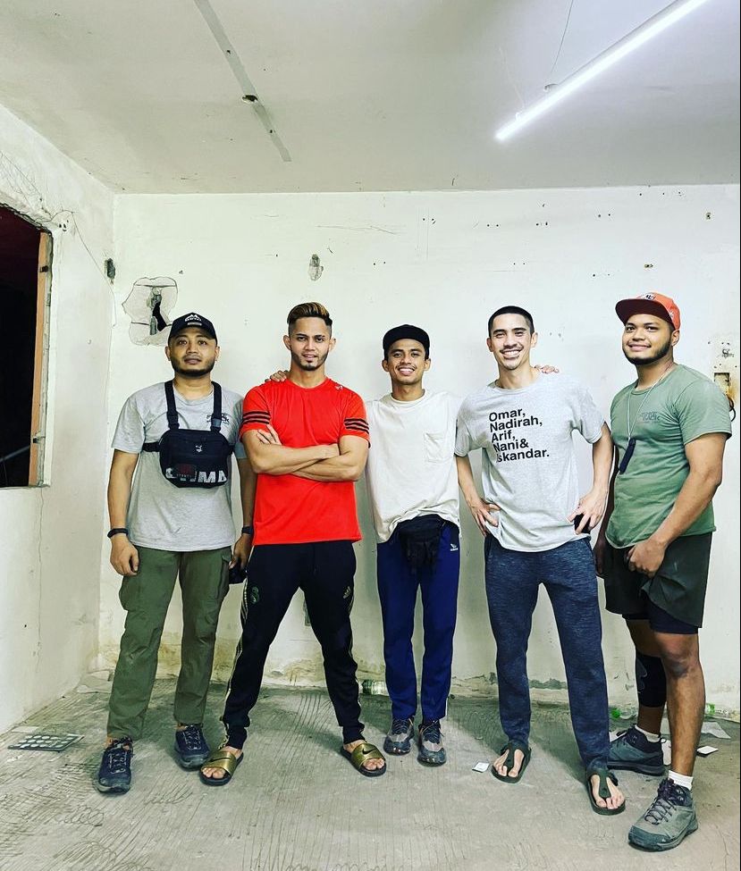 Ubai Amir bersama Hairul Azreen (dua dari kiri) dan Iedil Dzuhrie Alaudin (empat dari kiri) di set penggambaran 'The Assistant' - Gambar ihsan Ubai Amir