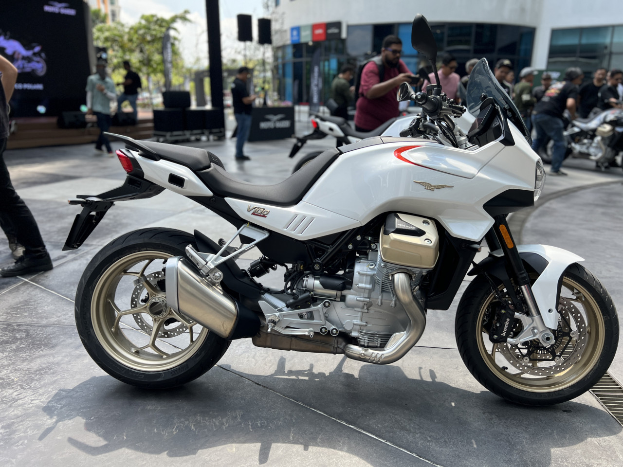  V100 Mandello turut menggunakan sistem brek Brembo bersama Sistem Brek Anti-Kunci (ABS). - Gambar Moto Guzzi