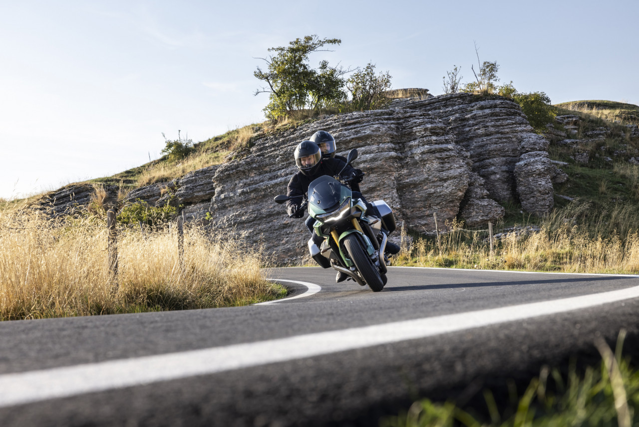 Bagi varian S, perbezaan yang ditengahkan pada V100 Mandello ialah pemasangan sistem separa aktif suspensi daripada jenama Öhlins. - Gambar Moto Guzzi