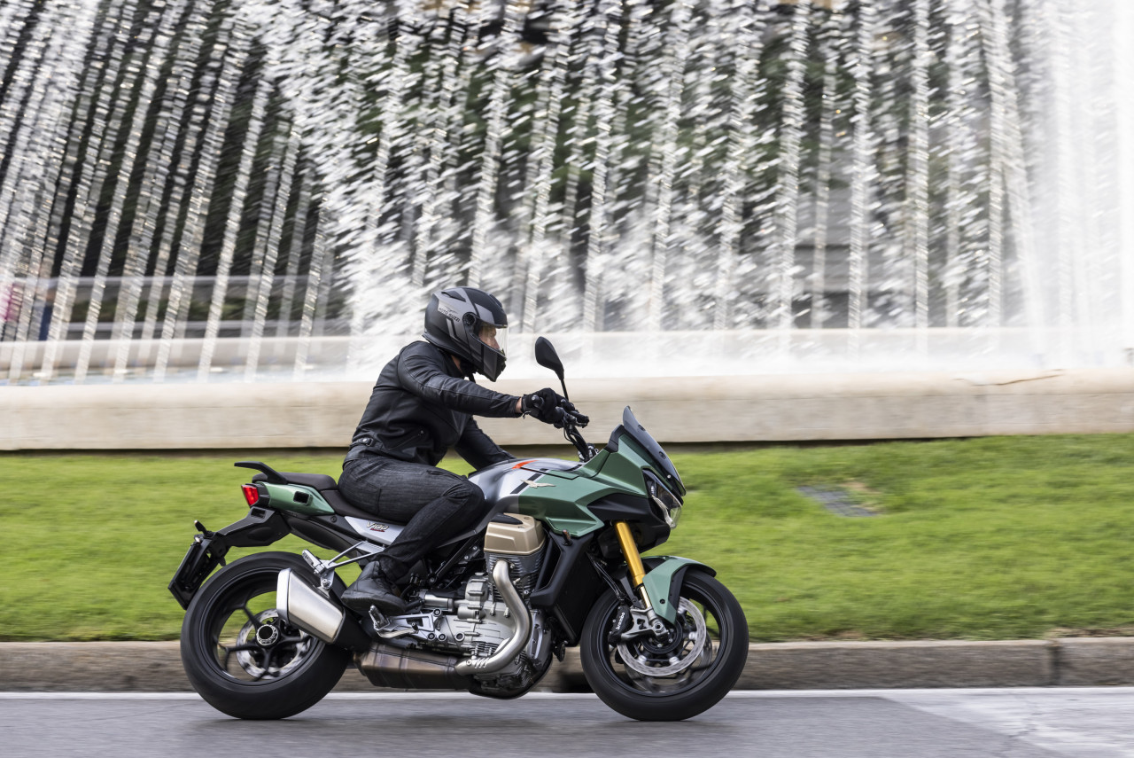 Ia ditawarkan dalam empat pilihan warna termasuk Bianco Polare (V100 Mandello), Rosso Magma (V100 Mandello), Verde 2121 (V100 Mandello S) dan Grigio Avanguardia (V100 Mandello S). - Gambar Moto Guzzi