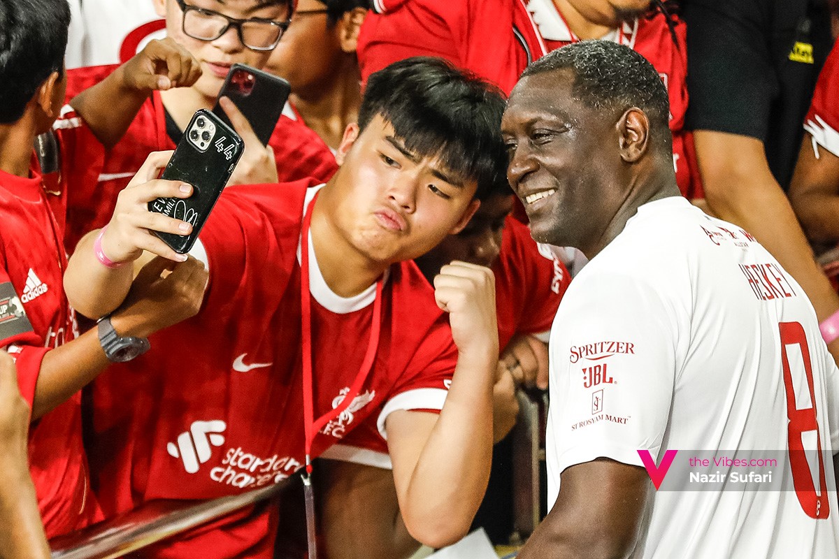 Pemain veteran Liverpool Emile Heskey berinteraksi dengan peminat pasukan itu selepas perlawanan Battle of the Reds di SNBJ malam tadi. - gambar Nazir Sufari