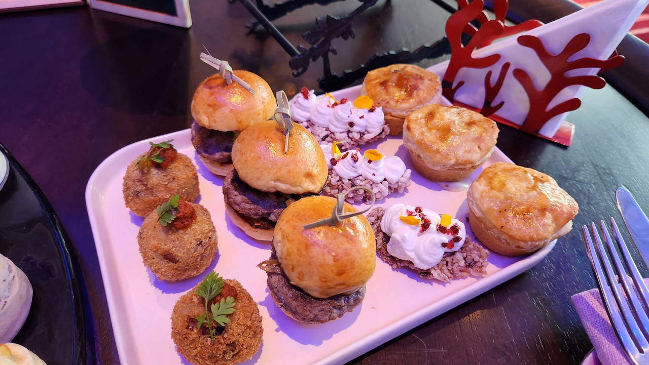 Mulakan dengan Duck Patties, Caramelized Ginger, Szechuan Hoisin; Spiced Lamb Pie; Keladi Rice Puff, Smoked Cod Mousse, Pink Peppercorn and Wild Mushroom, dan Truffle Arachini sebelum beralih ke hidangan manis yang mengenyangkan. - Gambar oleh Rahayu MN