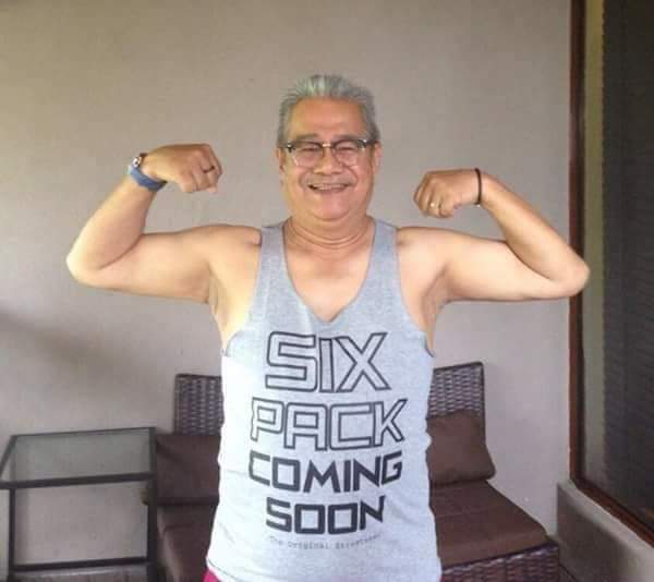 "Baba, bersama singlet kegemarannya"