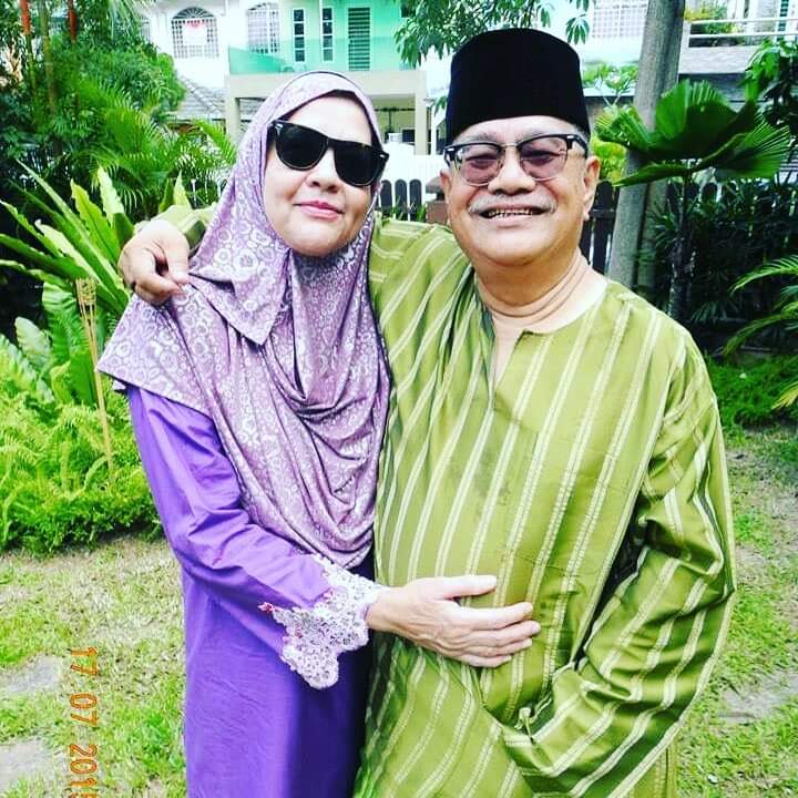 "Baba dan Ibu semasa Hari Raya beberapa tahun lalu"
