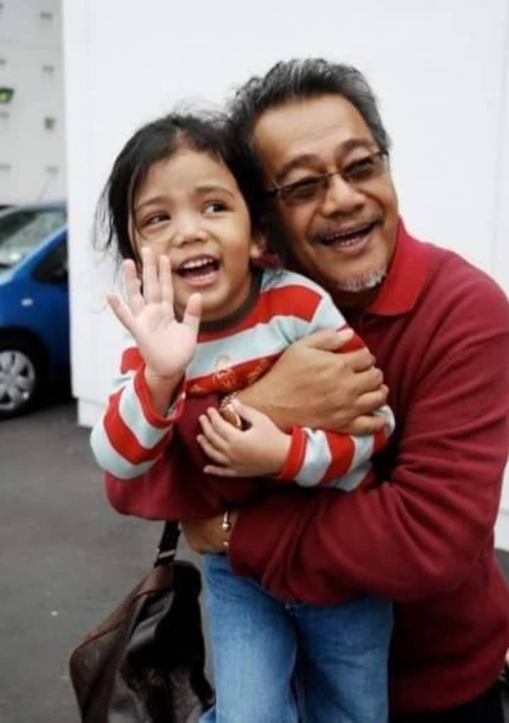 "Baba bersama satu-satunya cucunya, Sara Nur Marcella"