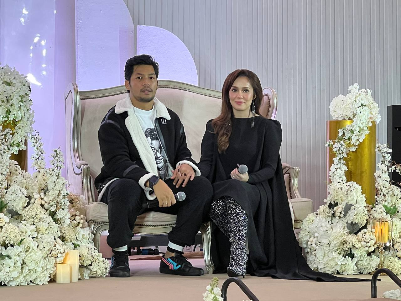 Kamal dan Uqasha ketika mengumumkan pernikahan mereka petang tadi. 