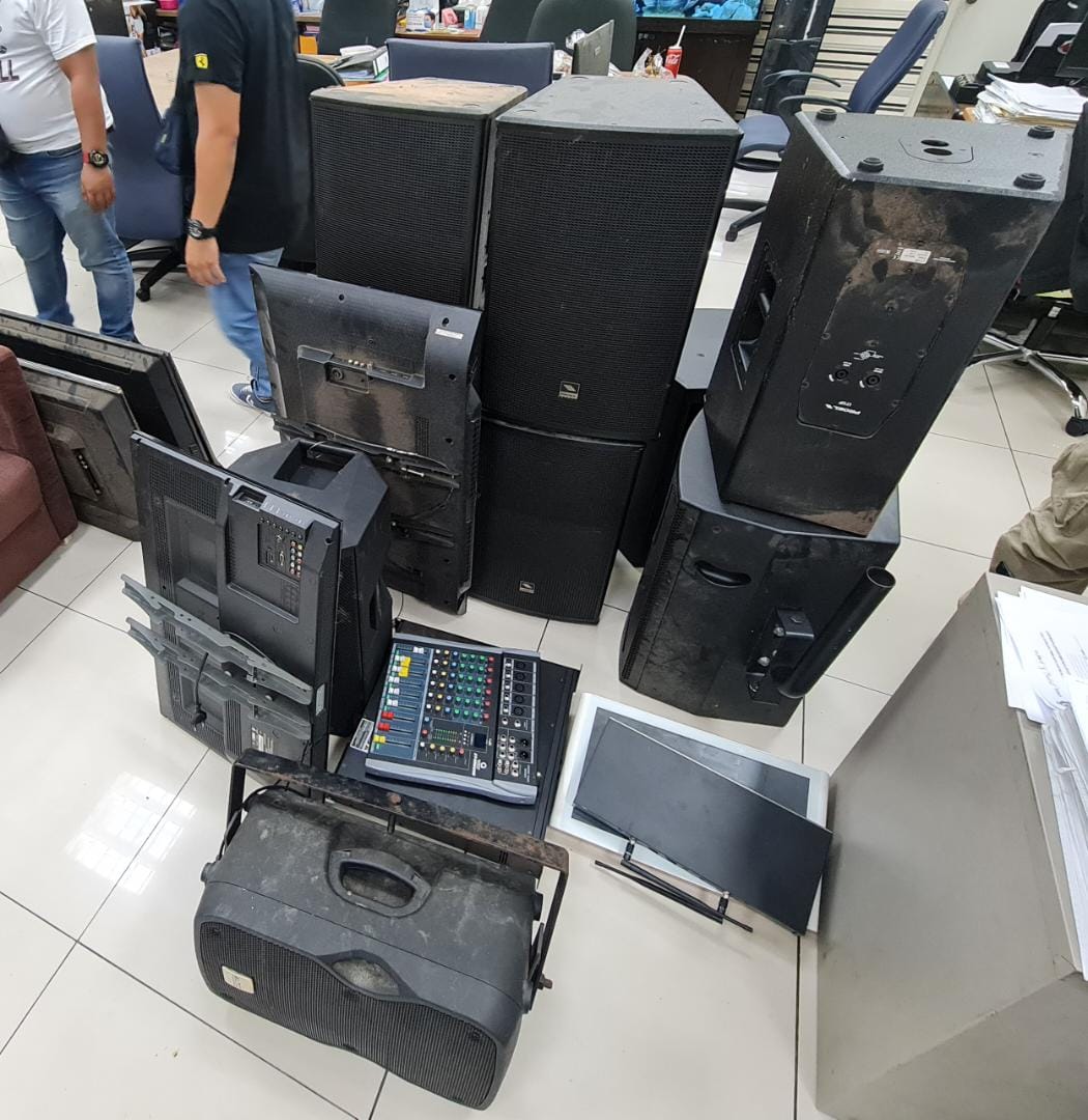 Pelbagai peralatan sistem audio turut dirampas dalam operasi itu. - Gambar ihsan PDRM
