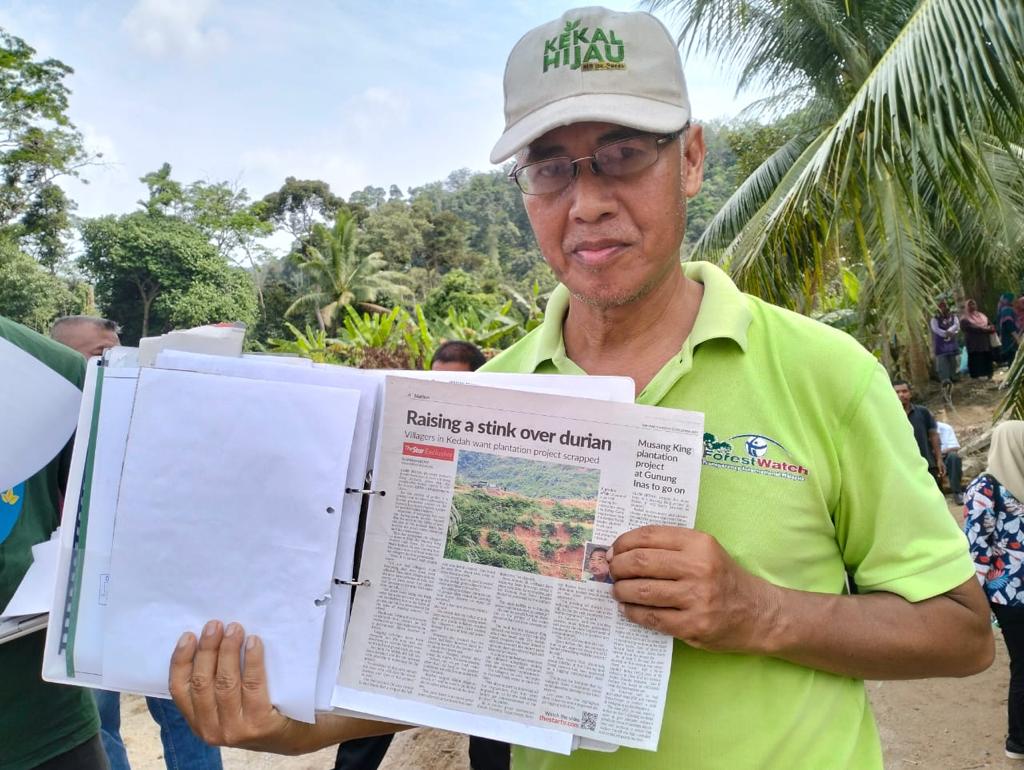 Pegawai Lapangan Sahabat Alam Malaysia (SAM), Meor Razak Meor Abdul Rahman menunjukkan keratan akhbar kenyataan dibuatnya bersama penduduk pada 2019 mengenai kegusaran terhadap projek ladang Musang King di Gunung Inas. - Gambar oleh Rafisqi Radhi