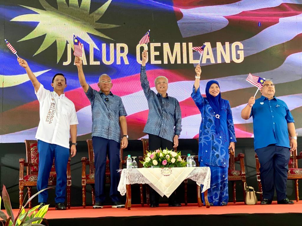 Ismail Sabri mengibarkan jalur gemilang pada Program 'Kenuri' Rakyat Keluarga Malaysia di Padang Terap, Kedah hari ini. - Gambar oleh Rafisqi Radhi