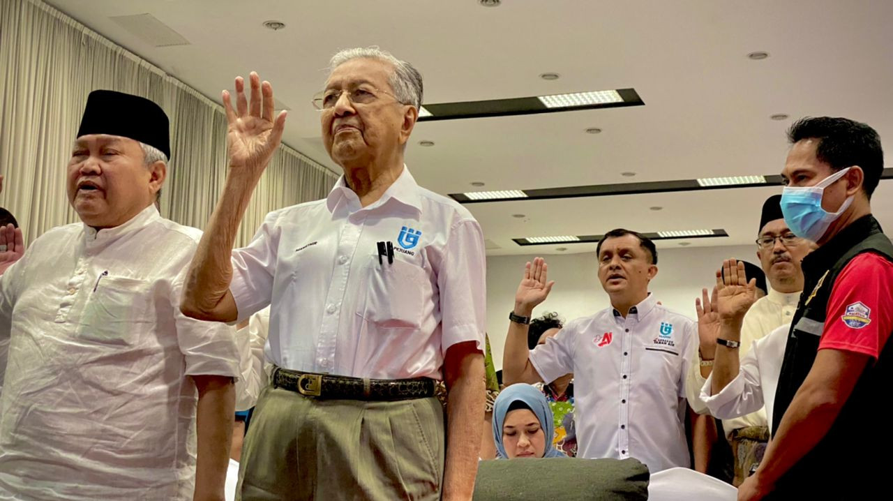 Ahmad Idham bersama Pengerusi GTA Tun Dr. Mahathir Bin Mohamad. - Gambar Ahmad Idham