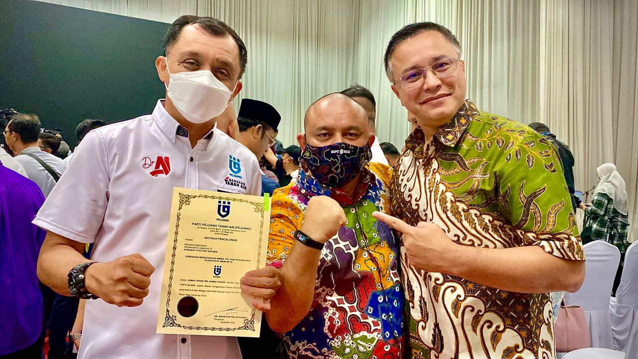 Ahmad Idham bersama rakan seperjuangan, Datuk Seri Eizlan Yusof yang juga calon GTA Sabak Bernam. - Gambar Ahmad Idham
