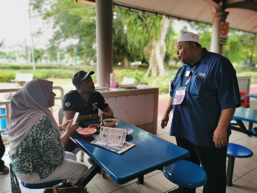Abdullah sempat berkempen sambil beramah mesra dengan bakal pengundi di Muar. - Gambar Aiman Sadiq