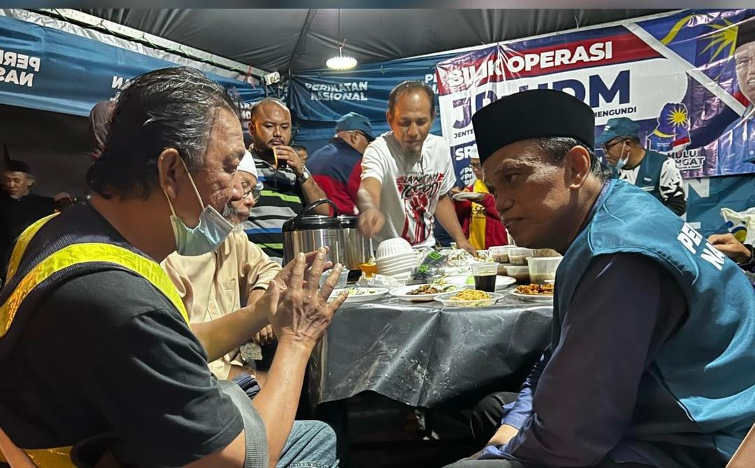 Mohd Radzi (bersongkok) sempat beramah mesra dengan penduduk setempat. - Gambar Facebook Dr Mohd Radzi Abd Latif