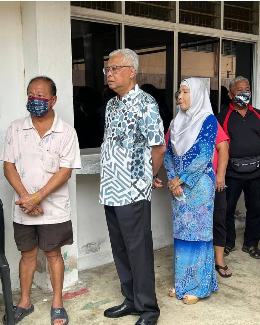 Ismail Sabri Yaakob dan isteri Muhaini Zainal Abidin turut beratur sebelum membuang undi di SMK Bandar Kerayong, Bera. - Gambar oleh Azmi Tarmizi